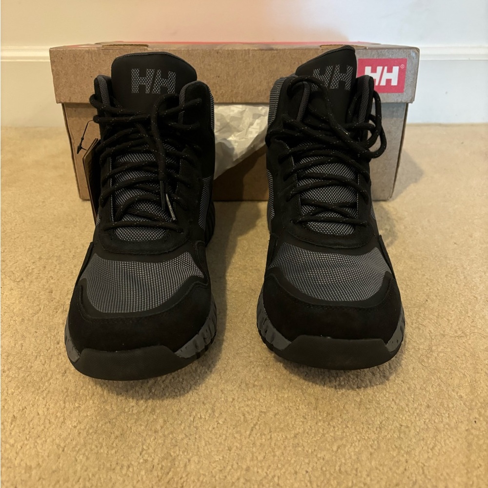 New in box with tags Helly Hansen garibaldi v3 work boots.